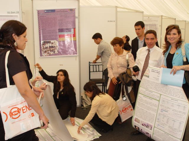 Preparativos para la exposición de trabajos en el campus de la Uiversidad Nacional del Litoral.