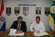 Firma de convenio entre la UNE y Municipalidad en Minga Porã