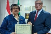 Rector de la UNE felicita a flamante doctora en Educación 