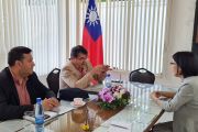Rector electo de la UNE visitó a Cónsul taiwanesa en CDE
