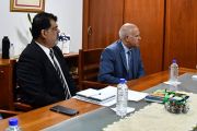 Rector de la UNE recibe a decano de universidad norteamericana