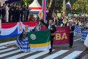 Elenco de Adultos Mayores de la UNE estuvo presente en desfile