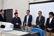 UNE recibe capacitación para uso de brazos robóticos donados de empresa coreana