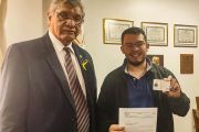 Rector entrega carnet de estudiantes a representante de la FACISA-UNE