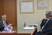 Embajador de los EE.UU. visita MKAC-UNE durante su recorrido por el este del país