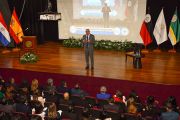 Destacado docente de universidad española brindó Conferencia Magistral en la UNE 