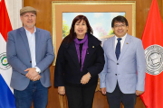Rector de la UNE retribuye visita a la UNA 