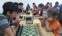 Ilustración 1. Clases de UNE CHESS, días sábados, en la sede de la Facultad de Ciencias Económicas de la UNE.