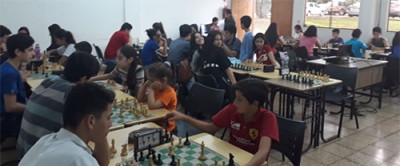 Ilustración 1. Clases de UNE CHESS, días sábados, en la sede de la Facultad de Ciencias Económicas de la UNE.