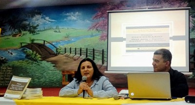 Ilustración 23. Presentación del Primer Diccionario Español/Mbya Guaraní en el salón auditorio de la Facultad de Filosofía de la UNE. Es de autoría de José Javier Rodas y Kuray Poty Carlos Benítez. Los pueblos originarios son milenarios, su palabra y lenguaje construyen cultura e identidad territorial y este libro es un aporte para conocer el acervo cultural Guaraní.  La presentación estuvo a cargo de la Directora de la Editorial de la Universidad Nacional de Misiones (Argentina)