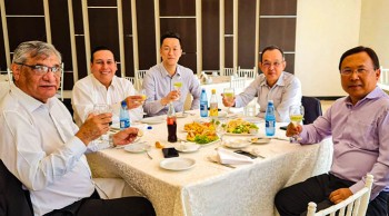 El Rector Osvaldo Caballero y el Director General de Relaciones Internacionales Rolando Segovia Páez, durante el almuerzo de trabajo con miembros del Cuerpo Consular Taiwanes.