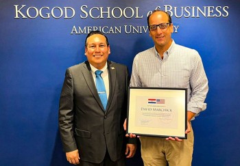 Momento del reconocimiento al Decano David Marchick del American University de Washington DC por parte del Director General de Relaciones Internacionales de la Universidad Nacional del Este, Rolando Segovia.