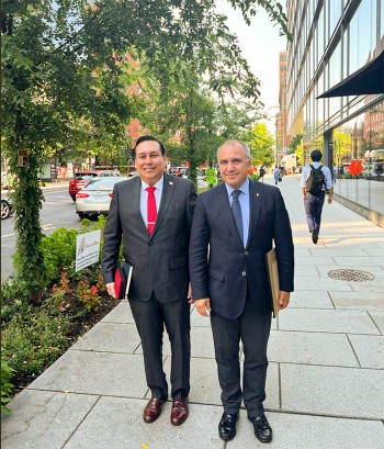 Genci Mucaj, ex Embajador de Albania en Turkia y Asesor en Asuntos internacionales del Presidente de Albania desde EEUU con el director Rolando Segovia Páez.