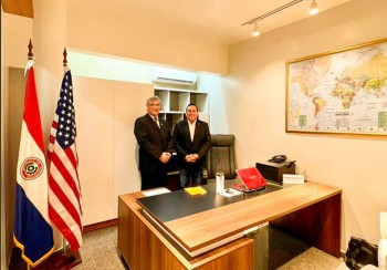 El Rector de la UNE, Dr. Osvaldo de la Cruz Caballero junto al Director Rolando Segovia, durante la habilitación de la nueva oficina de la Dirección General de Relaciones Internacionales DGRS.