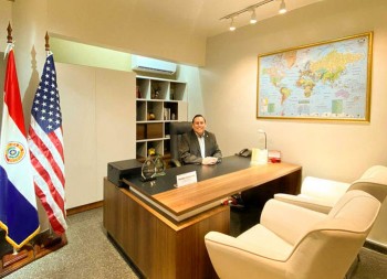 El Director General de Relaciones Internacionales, en su nuevo despacho. 