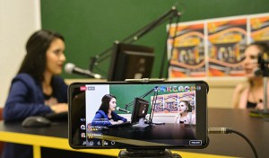 Programa radial con entrevistas en vivo a cargo de estudiantes del tercer año de Ciencias de la Comunicación.