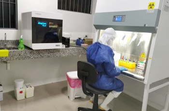 Laboratorio de Biología Molecular, ubicado en la Facultad de Ciencias de la Salud de la UNE.