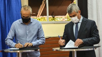 El convenio principal fue firmado entre el Grupo Sarabia y la Facultad de Ciencias de la Salud de la UNE, representados por José Marcos Sarabia y el Dr. Hugo Casartelli Oreggioni.