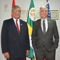 El Rector de la Universidad Nacional del Este (UNE), Prof. Dr. Osvaldo Caballero con el embajador de los EE.UU. en Paraguay, Marc Ostfield. 