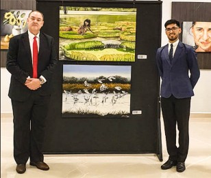 El Gobernador de Alto Paraná, Roberto González Vaesken y el Univ. Artista Visual Milner Ortíz de la ESBA. Foto gentileza Milner Ortíz.