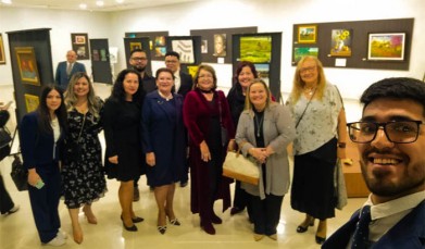 La Dir. Graciela Jara de la Escuela Superior de Bellas Artes en compañía de docentes y alumnos. Foto gentileza Milner Ortíz.