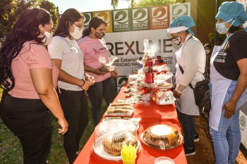 Venta de productor dulces y salados durante la Feria Artesanal en la UNE.