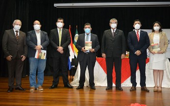 Acto realizado en el auditorio de la Universidad Nacional del Este. 