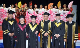 Abg. Pedro Mariana Amarilla (Secretario General del Rectorado), M.Sc. Graciela Jara de Villasanti (Directora de la Escuela Superior de Bellas Artes), Reina Menchaca, Dr. Osvaldo de la Cruz Caballero Acosta (Rector UNE), Koki Ruiz y Dr. Julio César Meaurio Leiva (Vicerrector UNE). 