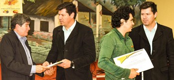 Entrega de certificados de reconocimiento a cargo del Director Académico de la Facultad de Filosofía Mag. Sandro González. 