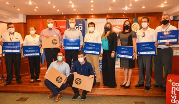 Acto de recepción de 200 notebook en la Universidad Nacional del Este.