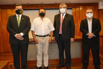 Dr. Herib Caballero, Lic. Leonardo Figueredo, Dr. Osvaldo de la Cruz Caballero Acosta y Lic. Ever Morán, al finalizar las presentaciones realizadas en forma virtual desde el Paraninfo del Rectorado de la UNE.