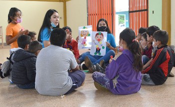 Una de las actividades realizadas por estudiantes voluntarios de la UNE.