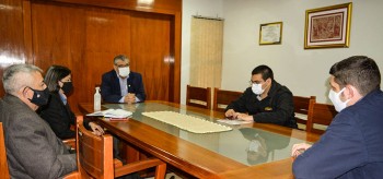 Reunión entre el Rector de la UNE Dr. Osvaldo de la Cruz Caballero Acosta,  el Vicerrector Dr. Julio César Meaurio Leiva, y el Secretario de la Juventud-Alto Paraná Esteban Wiens, y Marcelo Paniagua.