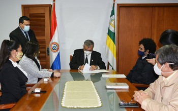 Firma del convenio marco a cargo del rector Dr. Osvaldo de la Cruz Caballero Acosta. 