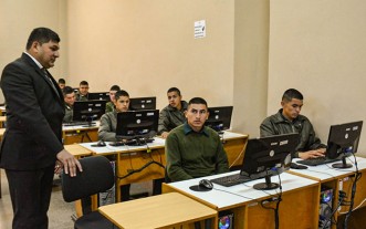 Soldados de la 3ra. División de Infantería en el laboratorio de la Facultad Politécnica de la UNE.