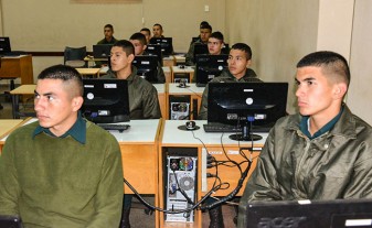 Soldados de la 3ra. División de Infantería en el laboratorio de la Facultad Politécnica de la UNE.