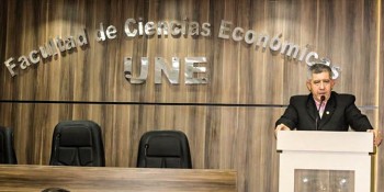 Dr. Carlos Wilfrido Escurra Benítez, Decano de la Facultad de Ciencias Económicas.