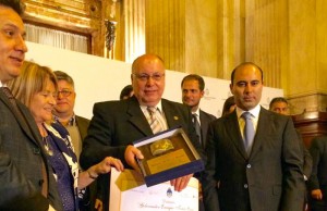 Las  fotografías corresponden a dos reconocimientos: En el año 2016, Distinción “Gobernador Enrique Tomás Cresto” recibido por el Rector Ing. Gerónimo Manuel Laviosa González y el premio “Excellence and Quality in Educatiom Award 2019 que recibió el Vicerrector Dr. Osvaldo de la Cruz Caballero Acosta.