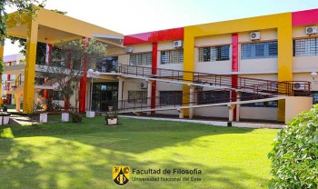 Fachada de la sede central de la Facultad de Filosofía UNE.