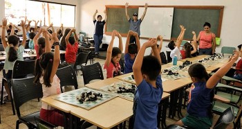 Alumnos del proyecto UNE CHESS, cuando iniciaron las clases presenciales, que hoy están suspendidas.