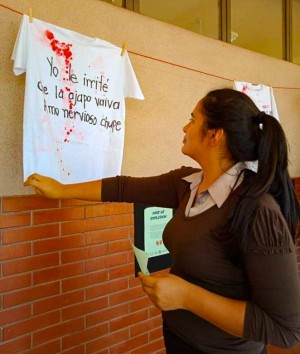 Los organizadores escogieron frases habitualmente utilizadas por mujeres en situación de maltrato, y las pintaron en remeras.