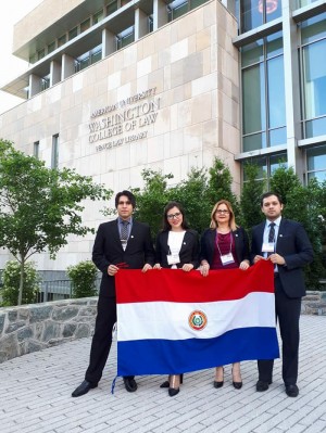 Equipo completo que representa a la UNE, de izq. a der. Laura Zárate, Jhonatan Benítez, Iván Agüero, Leticia Leguizamón y Prof. Marta Acosta.