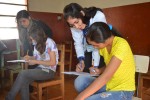 Estudiantes de Comunicación trabajan con niños del sétimo grado en la producción escrita. Los talleres se realizan en una de las aulas de la Escuela.