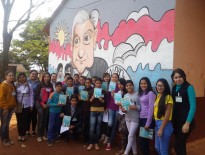 Los niños escogieron para el nombre del periódico “ARB Noticias”, en homenaje al escritor paraguayo Augusto Roa Bastos cuyo nombre lleva la Escuela.