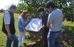 Docentes y estudiantes de la Facultad de Ingeniería Agronómica en el momento del relevamiento general en el espacio comunitario.