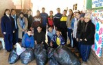 Alumnos del Colegio Pedro Moliniers mostrando el resultado de la recolección.